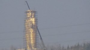 当局は京娘湖の29.9メートルの巨大な仏像の解体を開始した。