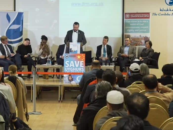 英国ムスリム評議会のハラン・ラッシード・カーン事務総長が集会の参加者に語りかけた。