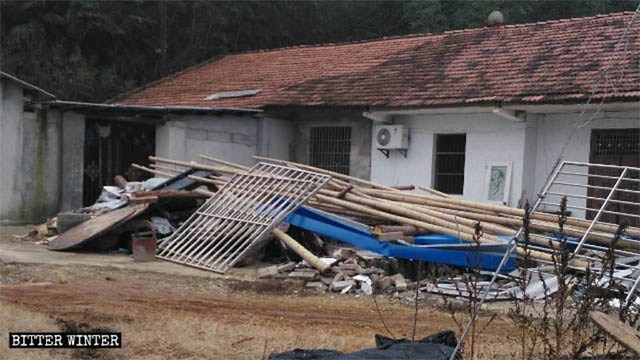 地元の信者の自宅そばに建てられた仮設住宅も取り壊された