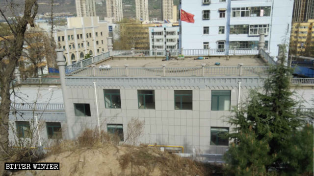 女性用モスクの屋根には青色のドームに代えて中国国旗が掲げられた。