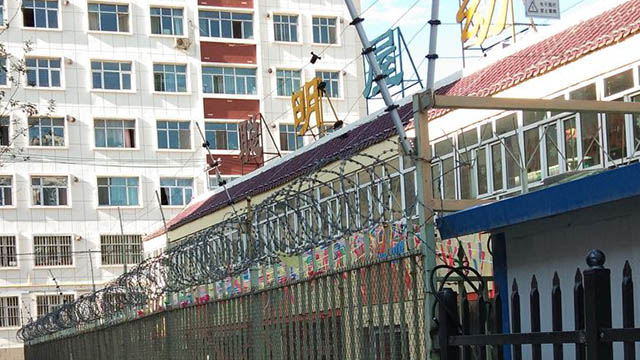 牢獄のような外観の新疆の学校