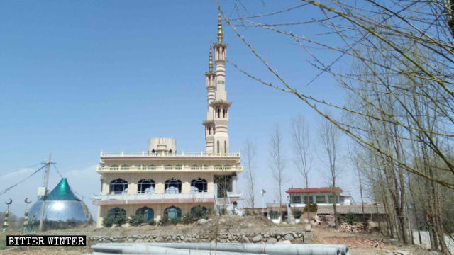 甘粛省の臨夏回族自治州にある沈家坪モスクのドームが取り外されている。