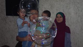 カザフスタン　活動家のビラシ氏が沈黙を条件に釈放される