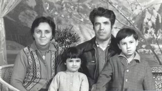 幸せだった頃のチャニシェフさん（左）と夫のラティフ（Latif）さん、そして、子供のカフィヤ（Kafiya）ちゃんとアザト（Azat）君の写真。