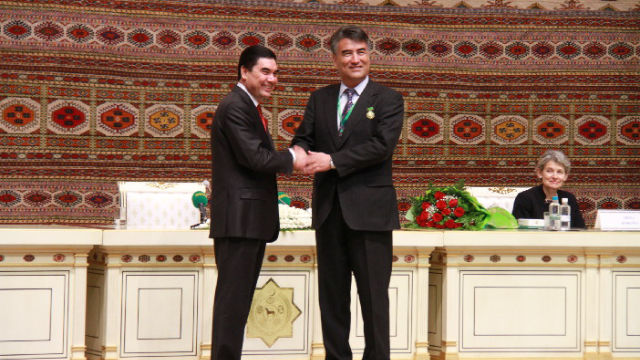 トルクメニスタンのグルバングル・ベルディムハメドフ大統領（左）からマグティムグリ国際賞を受けるタシポラット・ティップ氏。