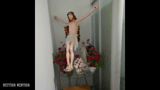 キリストの十字架は本堂から小さな部屋へ移された。