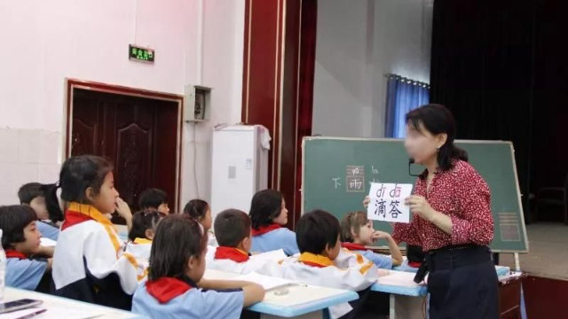 新疆の小学校で中国語を教える教員。