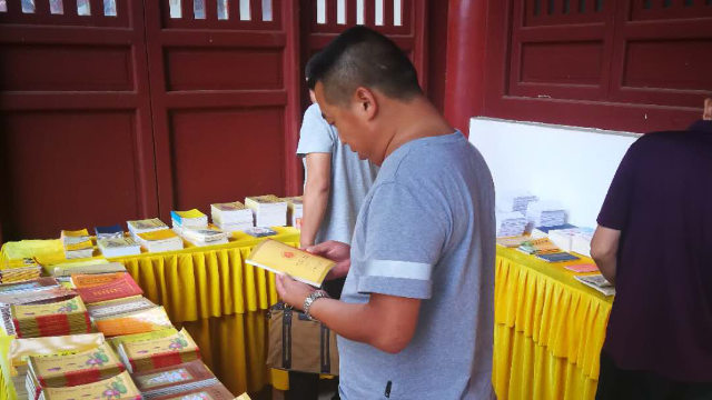 湖北省のある地域の寺院で当局が仏教の出版物を調べている。