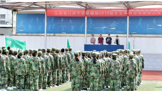 口岸中学では新疆出身の生徒は軍事訓練への参加も義務づけられている。（写真：インターネットより）