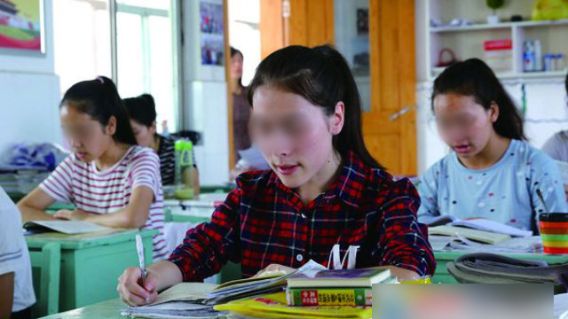 江蘇省の連雲港高級中学で勉強する新疆出身の学生。