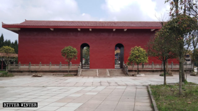 道教寺院の中庭から大きな屋外像5体が覆われた。