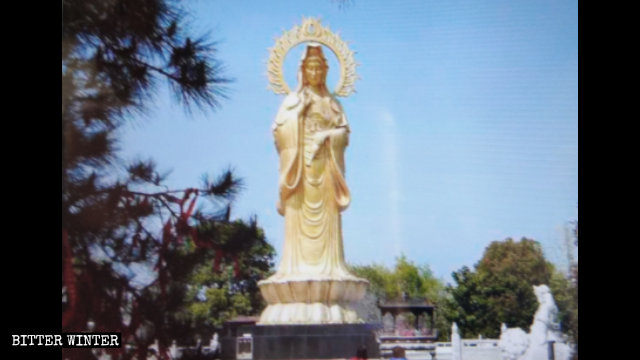 仏像群の中心にそびえる高さ18メートルの観音像。