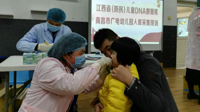 江西省の省都、南昌市の広電幼稚園で行われたDNA収集。