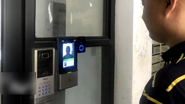 杭州市西湖区の住居コミュニティに設置された顔認識機能付きのアクセス管理システム。