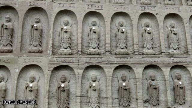 岩壁に掘られた仏陀の小像を近くで見たところ。