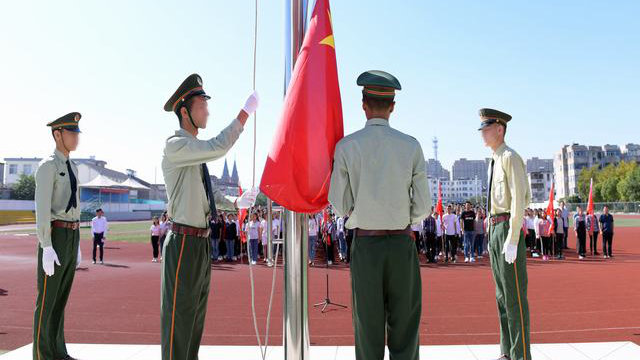 江蘇省の口岸中学に通う新疆出身の学生が国旗掲揚式に参加している。（写真：インターネットより）