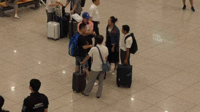 賈氏と妻は仁川国際空港に義父と義弟を迎えに行った。