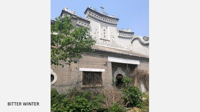 雑草が伸び、荒れ放題となった河南省カトリック神学校
