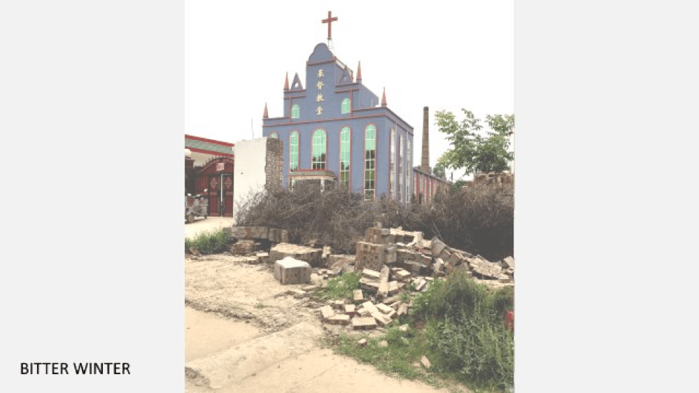 取り壊し後の董村の教会の壁（タン・フェン／Bitter Winter）