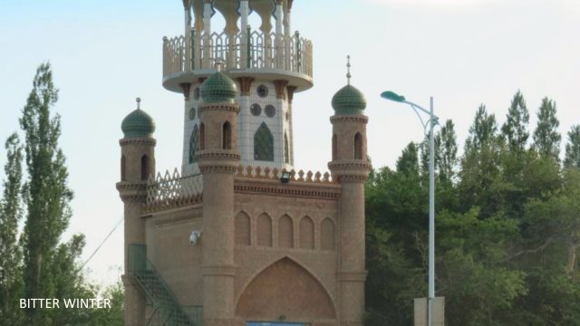 クムル市にあるファンティアン・センター・モスクのドーム型屋根からは、三日月と星が撤去された。モスクの入口近くでは中国国旗が掲揚され、正門の左側には信者を監視するための監視カメラが設置された。正門の看板には「共産党員、役人、未成年者の宗教施設への立ち入りを禁ず」と記載されている。