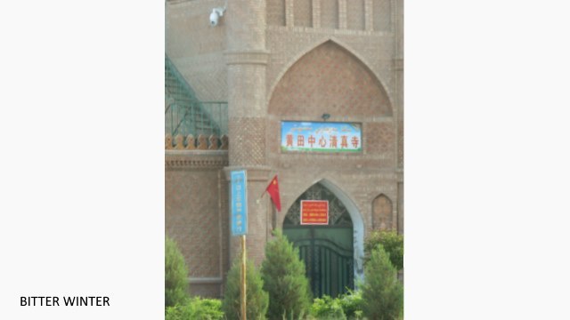 クムル市にあるファンティアン・センター・モスクのドーム型屋根からは、三日月と星が撤去された。モスクの入口近くでは中国国旗が掲揚され、正門の左側には信者を監視するための監視カメラが設置された。正門の看板には「共産党員、役人、未成年者の宗教施設への立ち入りを禁ず」と記載されている。