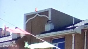 イスラムのシンボルが取り外される前の建物の屋根