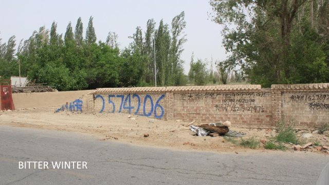 黄芦崗村第1グループの取り壊されたモスクの壁の残骸