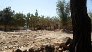 伊州区黄田農場鄉の第三地区の取り壊されたモスク - ブルドーザーが今でも跡地に残されている。