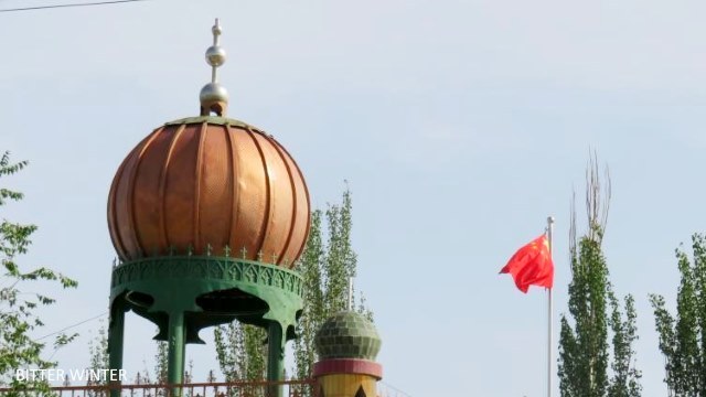 クムル市フイチェン郷ジャング村のトゥグルク・ブズリラガ・モスクも、ドーム型屋根からシンボルが撤去された。