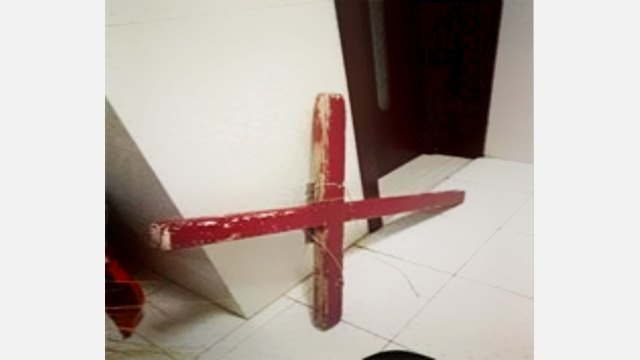 「真実の愛」教会から取り外された十字架