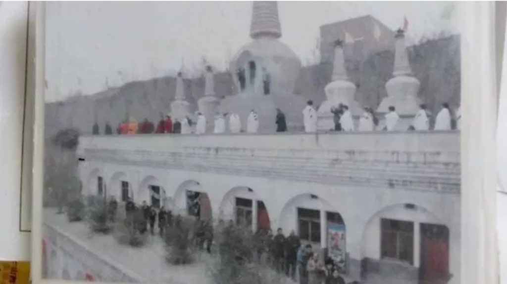 参拝者は、広化寺で香をたき参拝するために、長い列に並んでいた。
