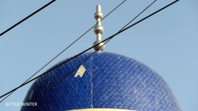 クムル市伊州区フイワングウにあるモスクの屋根にあった三日月と星は跡形もなく撤去された。