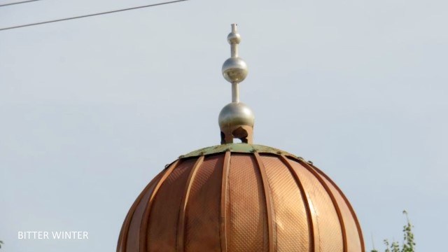 クムル市の伊州区フイチェン郷アレトゥン村にあるモスクから、三日月と星のシンボルが撤去された。