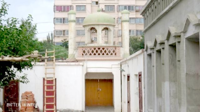 クムル市鉄道35号街道沿いのあるモスクは、当局に裏門を壊され、中庭に通じるドアをすべて施錠された。モスクの5つのドーム型屋根にあった三日月はすべて撤去された。