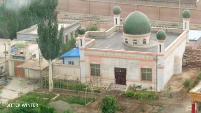 クムル市鉄道35号街道沿いのあるモスクは、当局に裏門を壊され、中庭に通じるドアをすべて施錠された。モスクの5つのドーム型屋根にあった三日月はすべて撤去された。