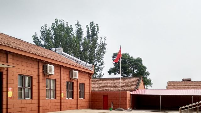 楊庄村の教会の中庭に中国国旗が掲揚されている。