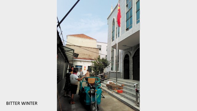 西関村の教会で中国国旗が掲揚されている。