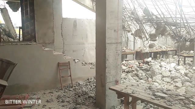 破壊される前、イスラム教徒が礼拝を行っていた地下室では、法執行官が破壊した家具が散乱している