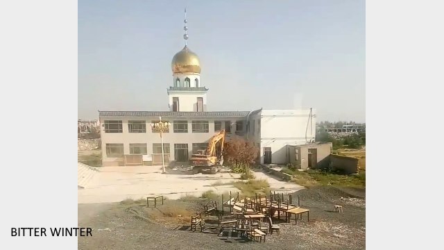 掘削機により破壊された、イスラム様式であることが明らかなモスクの一部