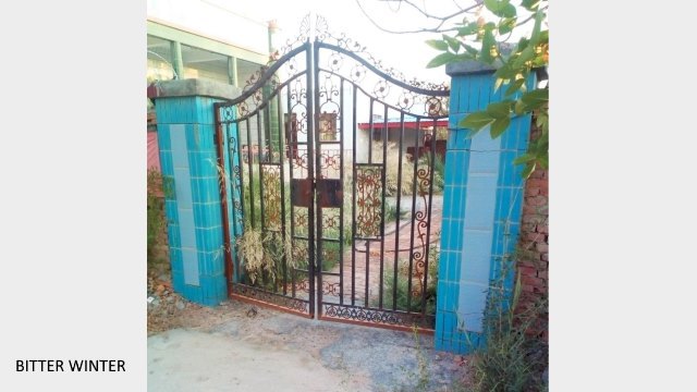 第７農業部第148連隊第１農業会社のモスクの門は、鎖でロックされた。モスクが閉鎖されてから4ヶ月以上が過ぎ、中庭には雑草が生い茂っている。