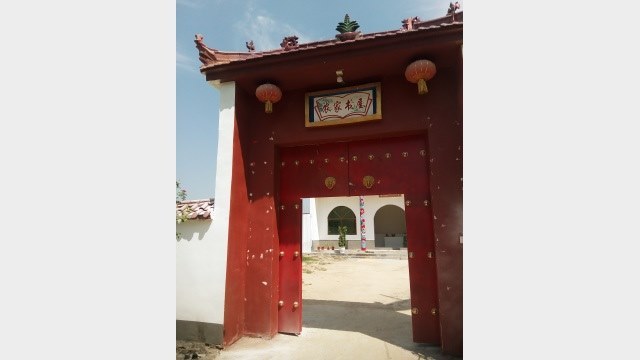  2018年8月6日、河南省商丘市睢陽地区の馮橋町にある「農家の本の家」の門。かつては泰山寺であった。