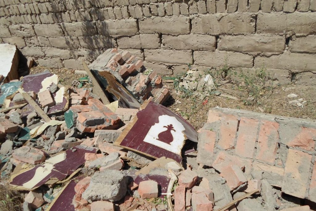 取り壊されたモスクの廃墟の中でイスラム教の模様の残片をかすかに見ることができる。