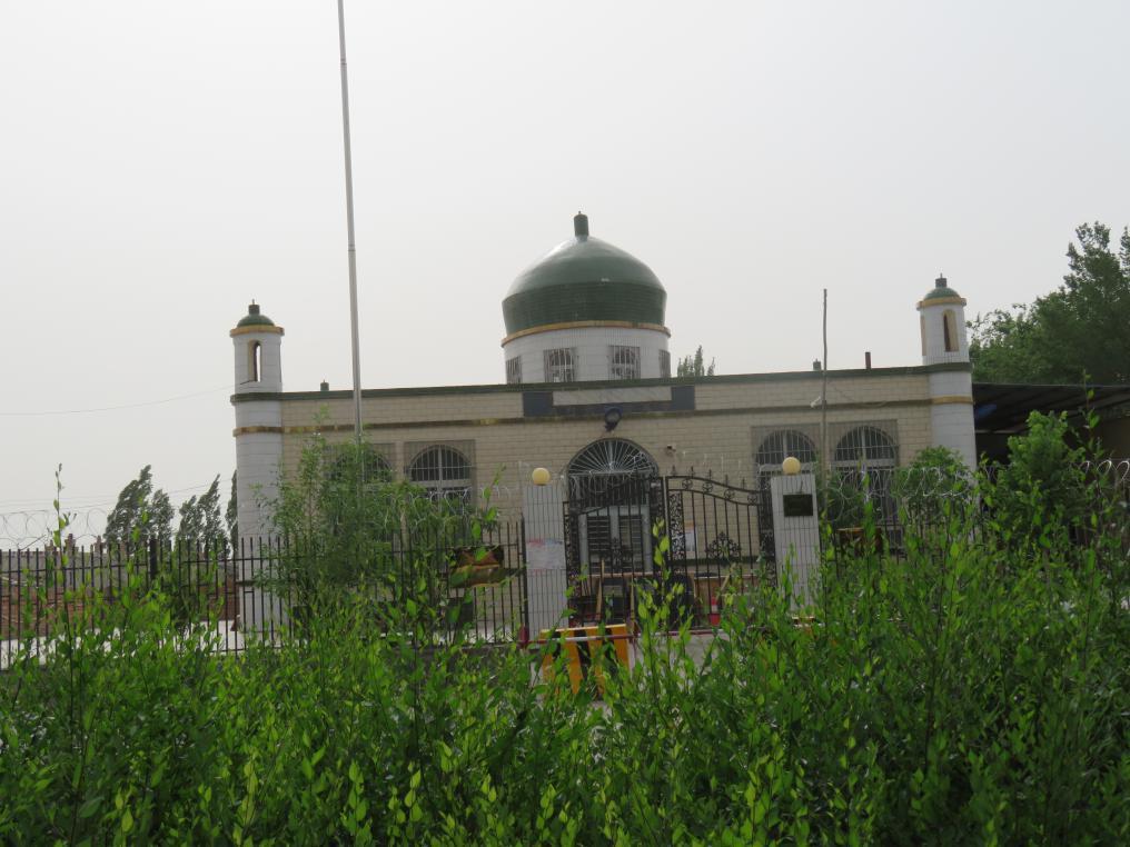 モスクの屋根の先端にあった三日月のシンボルがすでに取り除かれている。