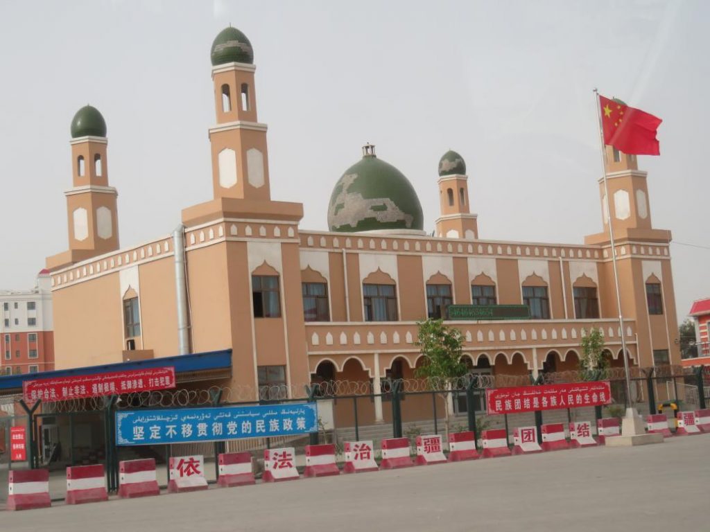 モスクの屋根の先端にあった三日月のシンボルはすでに取り除かれ、出入口には中華人民共和国の国旗が掲げられている。