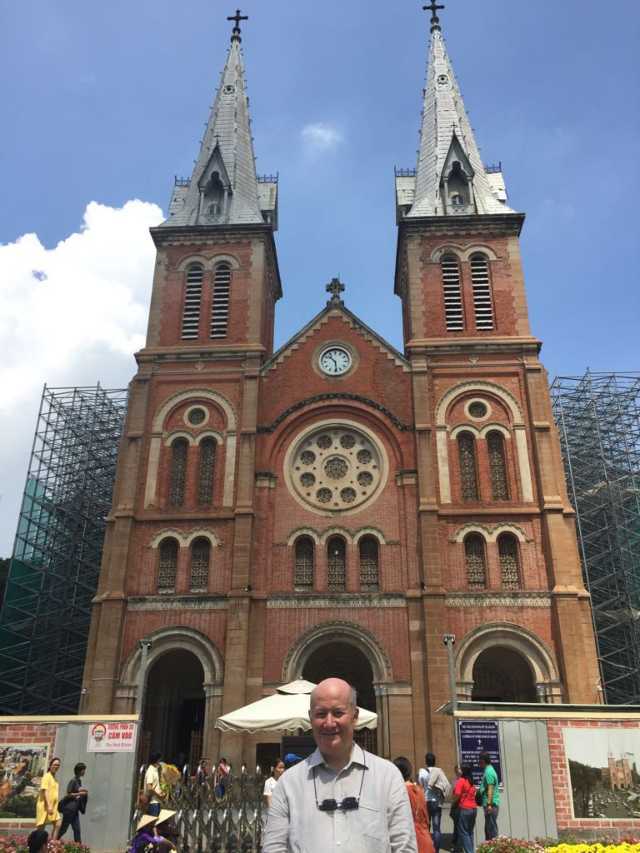 マッシモ・イントロヴィーニャ、ベトナムのホーチミン市にあるノートルダム大聖堂の前にて