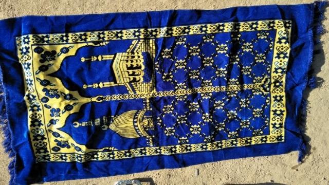 この毛布の模様はモスクの形に似ているため、使用が禁止された