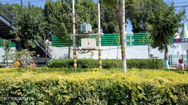 チャプチャル・シベ自治県の第三中等学校の外観。「教育による改心」のための強制収容所と姿を変え、外壁に緑色のガードレールがはめ込まれている