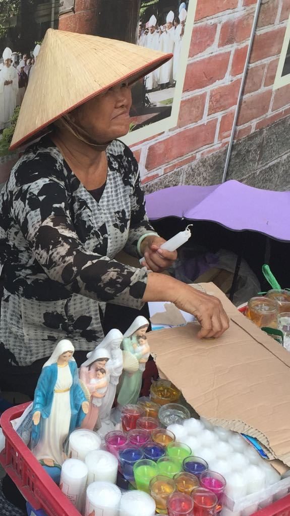 ベトナムのホーチミン市でカトリックに関する品を売る路上の商人