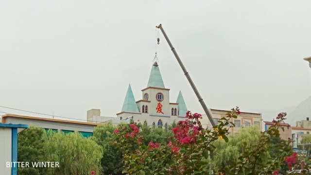 登封市のムーエン教会から十字架が強制撤去される様子