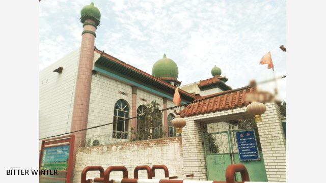 リウゴン（六宫）村の第７生産チームのモスクは閉鎖され、外壁は、有刺鉄線で覆われている。玄関の両側には、それぞれ一つずつ、中国国旗が掲げられている。